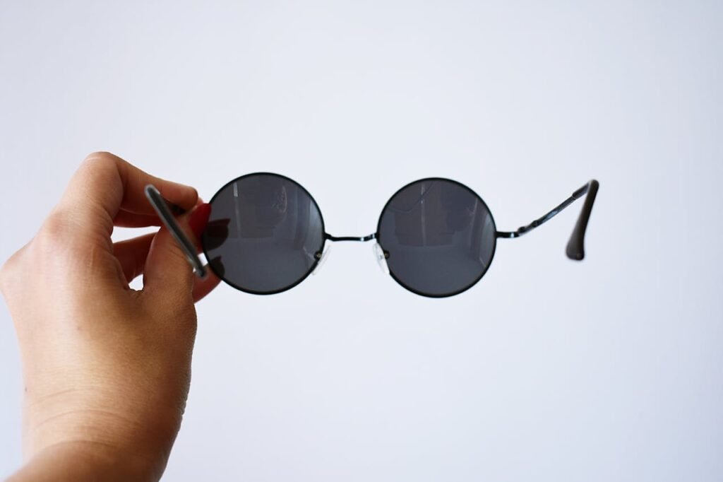6 Critical Mistakes That Damage Your Frames - Handling Frames with One Hand